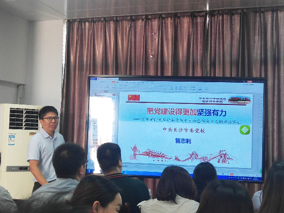 “把黨建設得更加堅強有力” ——關于新時代堅持和發展中國特色社會主義的政治保證