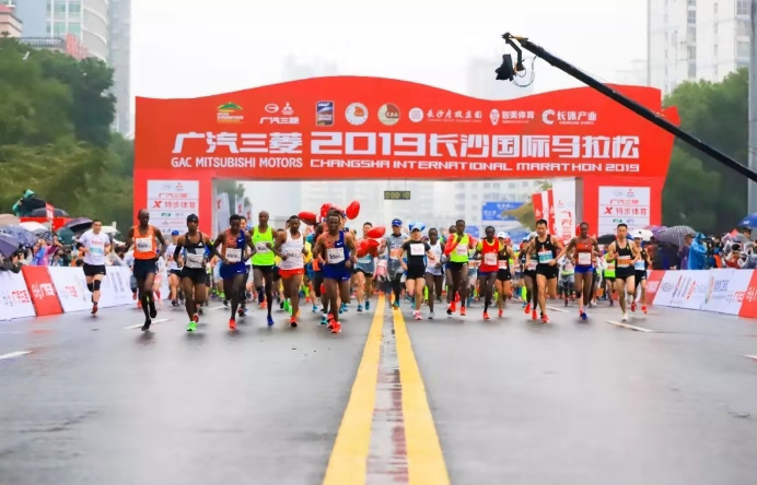 雨中奔跑 有你精彩，湘軍人雨戰2019長沙馬拉松賽